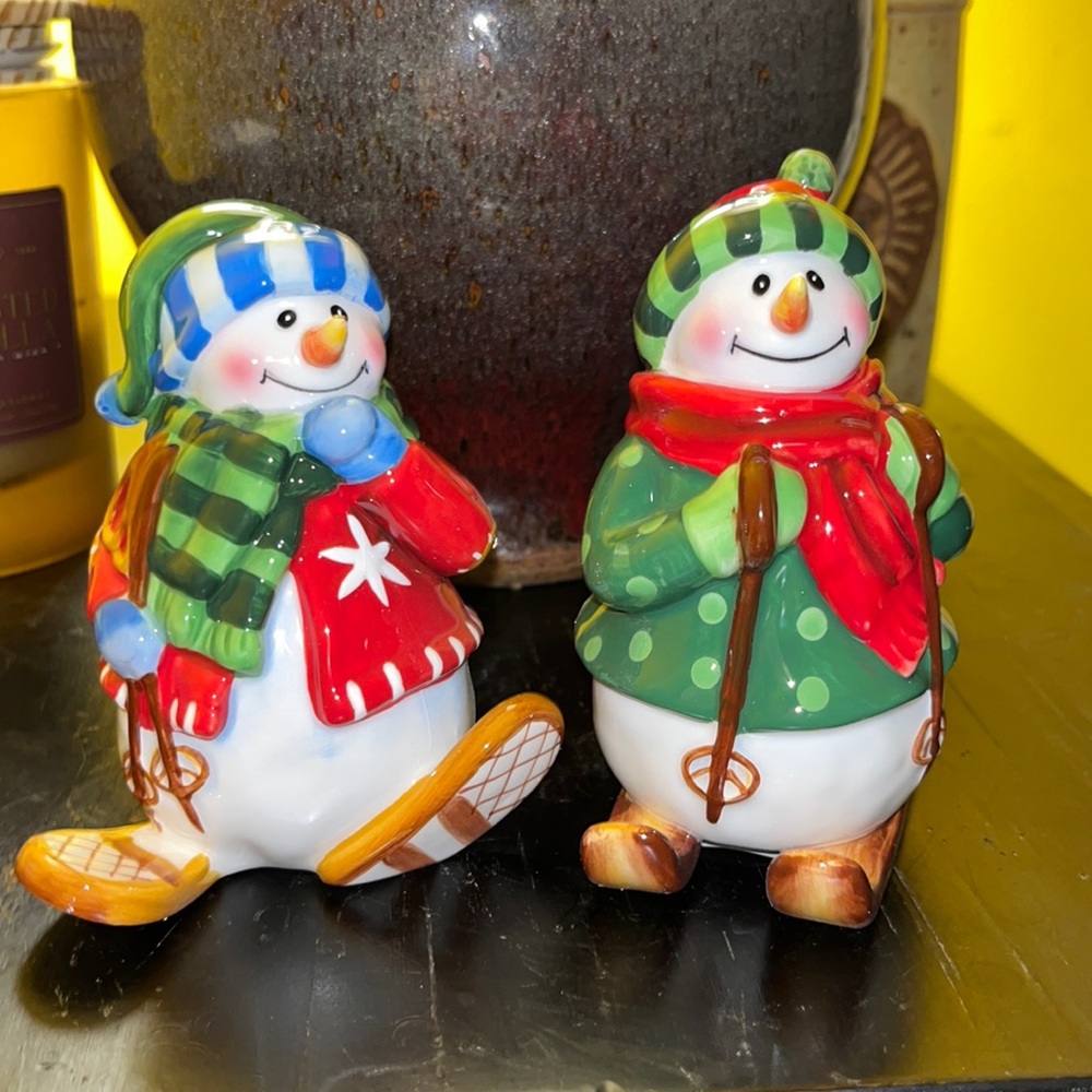 Harry & David 2006 Snow days salt & pepper shaker 2 snowmen/snow woman on skies